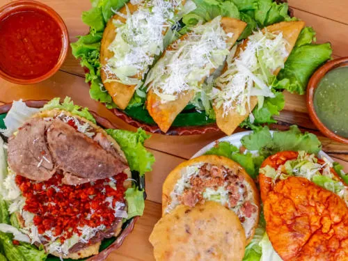 Surtido de antojitos mexicanos