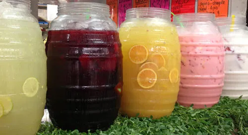 Aguas frescas naturales en vitroleros